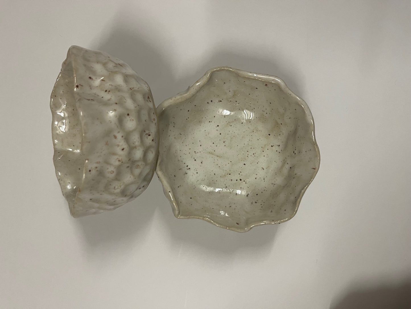 Stoneware schaal gespikkeld
